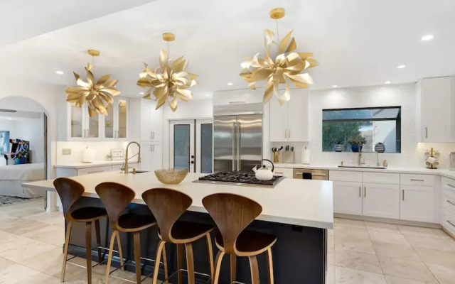 Stunning Vacation Dream Home W/backyard Paradise!