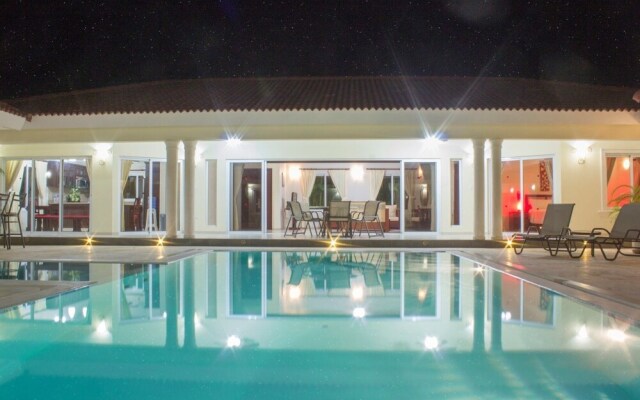 Privacy and comfort luxury 6 bedroom villa