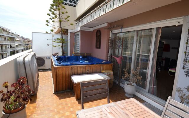 Modern apartment 6 persons with Jacuzzi in Nice Downtown
