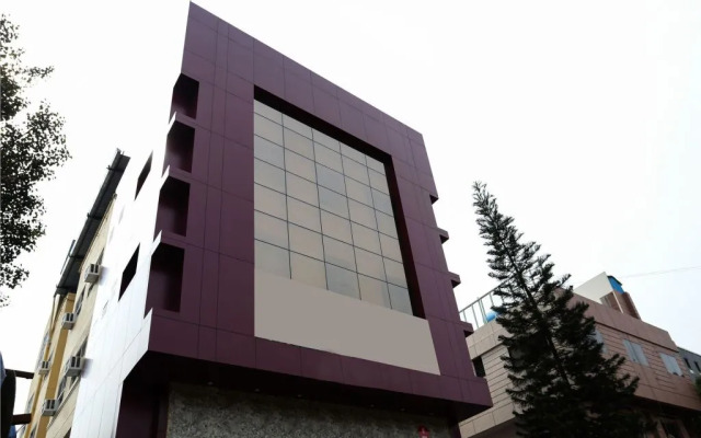 OYO 10677 Hotel Monarch Guestline