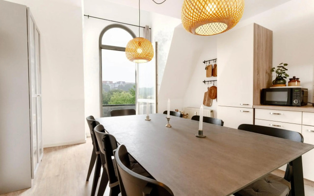 Hafenkoje mit Blick über Hafen und Altstadt