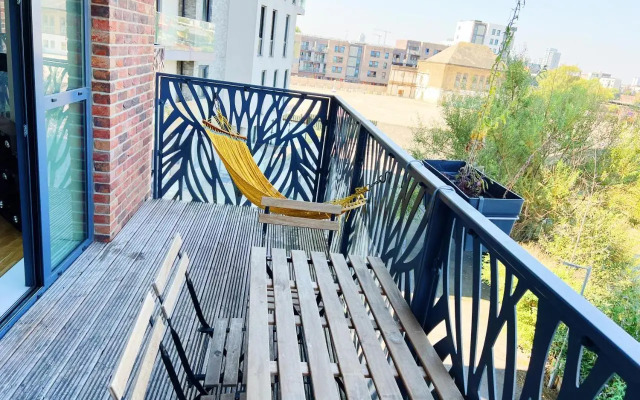 Stunning Riverside View Apartment, near Canary Wharf & O2