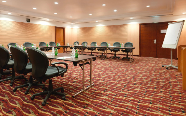Holiday Inn Suites Kuwait Salmiya