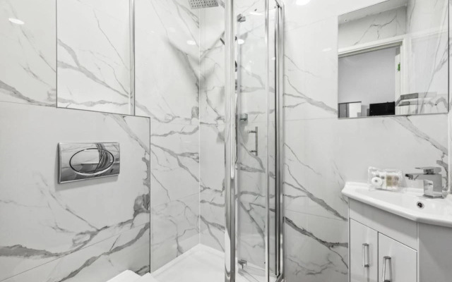 STH Sutherland Avenue Apartment