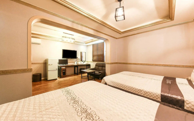 Q Hotel
