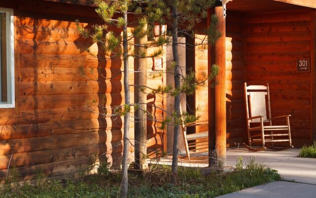 Headwaters Lodge & Cabins at Flagg Ranch