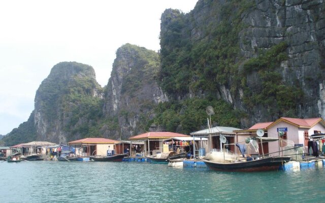 Ha Long Happy Hostel - Adults Only