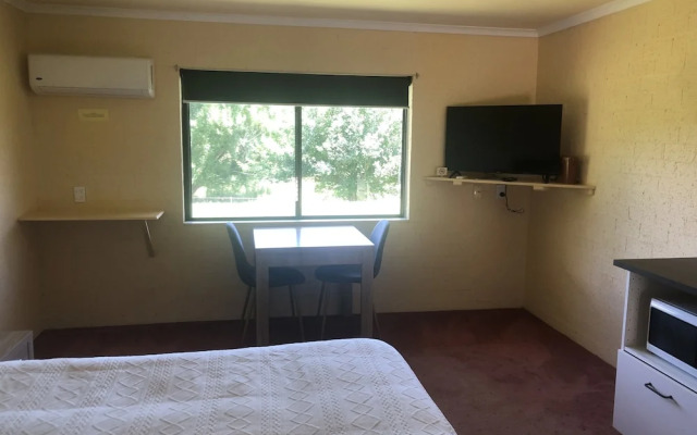 Colonial Inn Guest Rooms