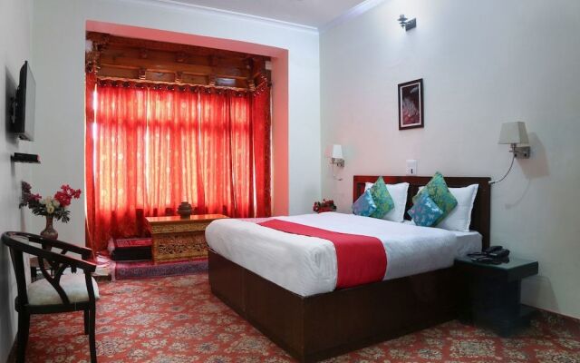 OYO 13223 Hotel Tak