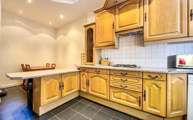Intriguing 4-bedroom Main Door Apt Near Old Town