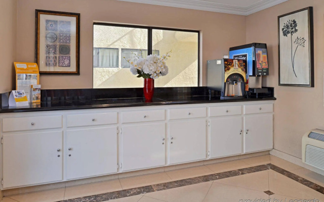 Rodeway Inn & Suites LAX