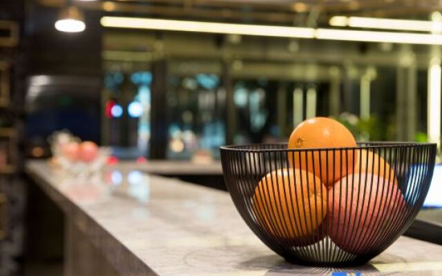 Wanhe Zhizhen Hotel (Shanghai Sun Moonlight Dapuqiao Subway Station)