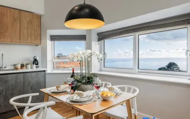 Luxury Penthouse 2-Bed Apt w/ Sea View, Gym & PKG