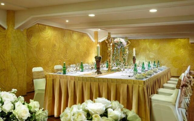Amos Cozy Hotel & Convention Hall