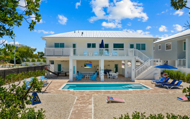 Paradise Point Pool Dock Lounges BBQ
