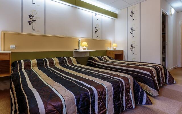 Hôtel-Restaurant La Crèche et sa piscine intérieure - Logis Hôtels