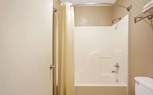 Super 8 by Wyndham Oklahoma/Frontier City