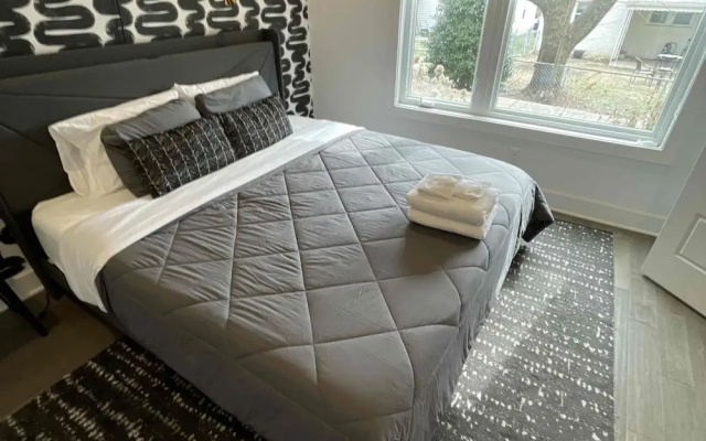 Spacious 4BR Minutes From Broadway- Sleeps 14
