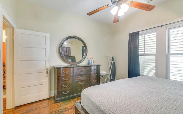 ~ Half-mi to Galveston Seawall: Apartment w/ Deck!