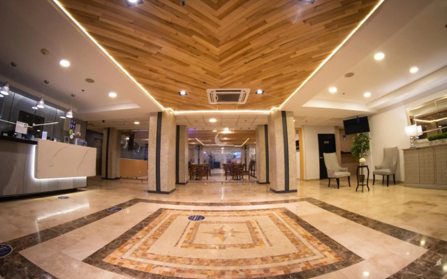 Hotel Mesaluna Near American Consulate
