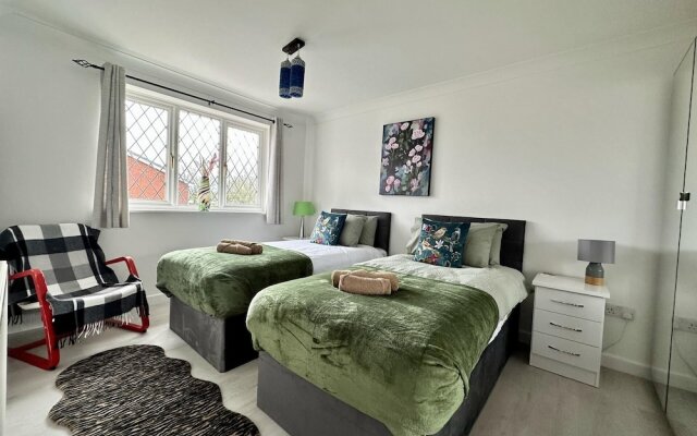 Spacious 4-br Cambridge House, Free Parking