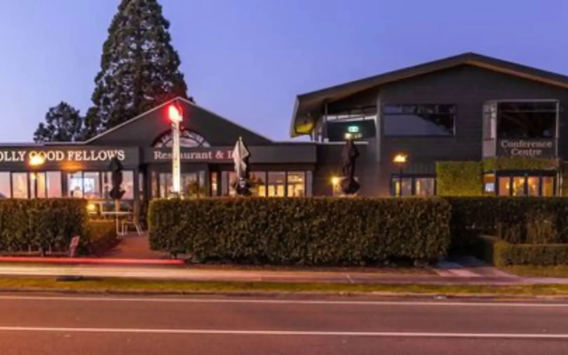 Twin Peaks Lakeside Inn