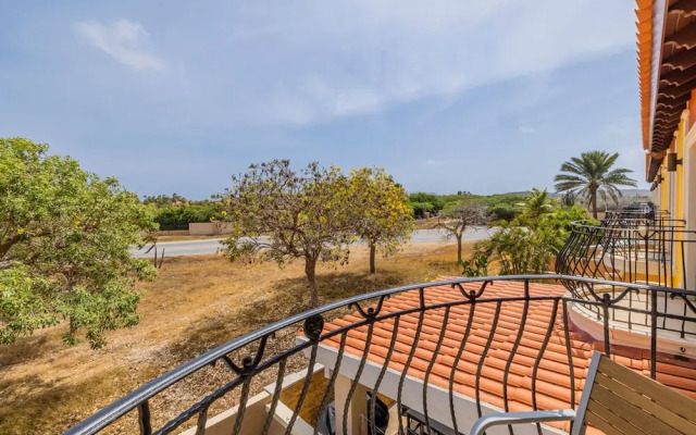 Upscale Gated Community Oasis Close to the Beach