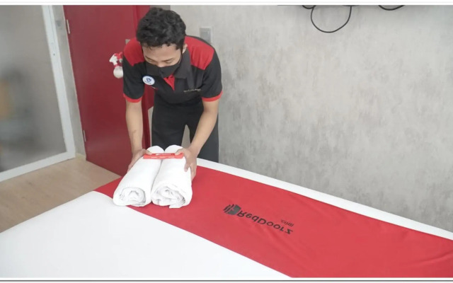RedDoorz Plus @ Karet Pedurenan 3