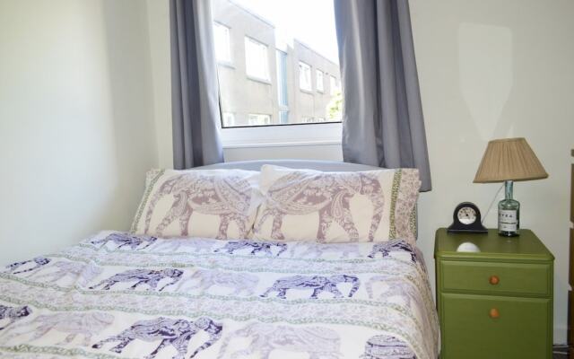 Colourful 2 Bedrooms Apartment Near Leith Walk