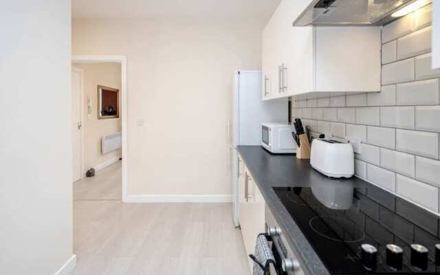 Homely Spaces Apt A, Large Studio W/king, 2guests