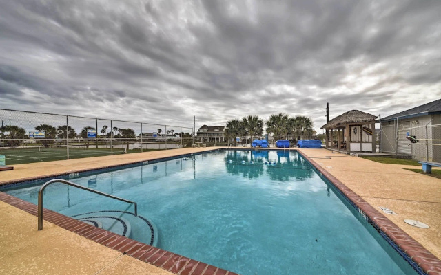 Beachfront Home w/ Pool Access in Galveston!