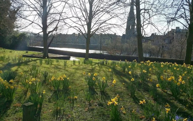 Tay Pearls - River Chambers Apartment