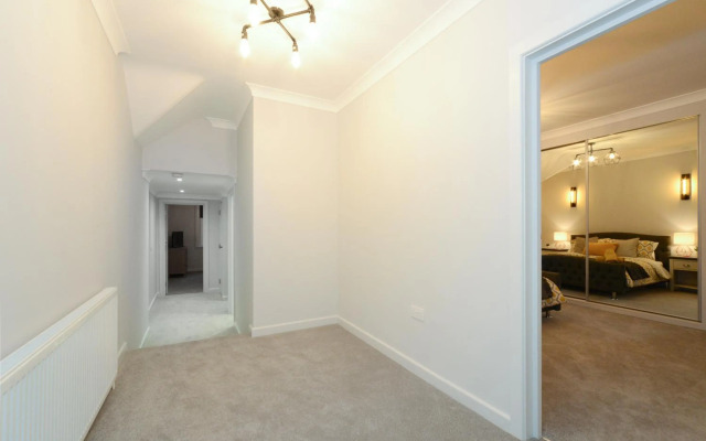 Amazing Apartment near Bournemouth, Poole & Sandbanks - WiFi & Netflix - Newly Renovated! Great Location!