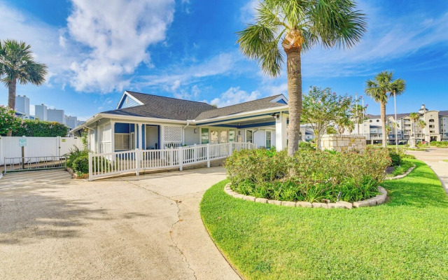 1/4 Mi to Seawall: Relaxing Galveston Condo!