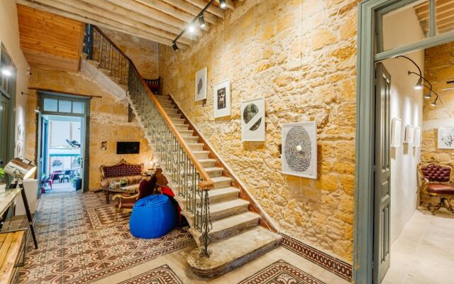 TasEv Boutique Hotel
