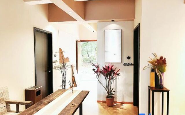 Weary people go back home