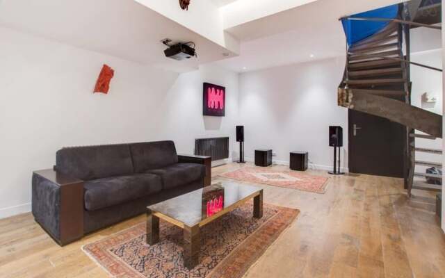 Modern Industrial 80m2 Apartment Near Bastille