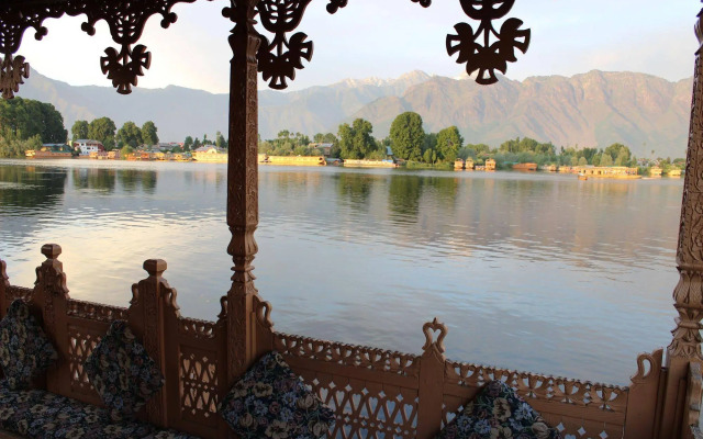 Wangnoo Houseboats