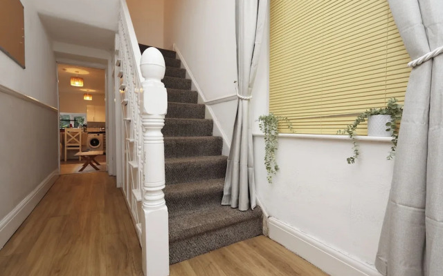 Cardiff Guesthouse & On-Street Parking