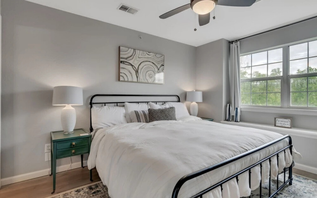 Treetop Haven 2 Bedroom Condo by Redawning
