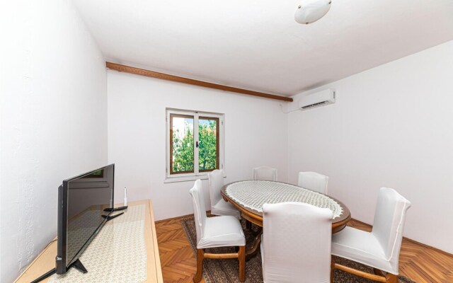 Beautiful Apartment in Trogir With Wifi and 2 Bedrooms