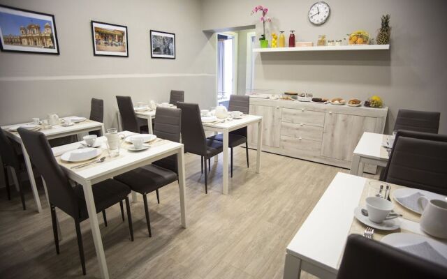Re Carlo Rooms