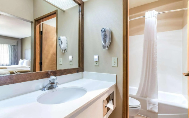 Quality Inn & Suites Bainbridge Island