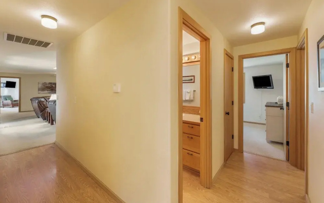 Charming Hot Tub Home Near Sharc