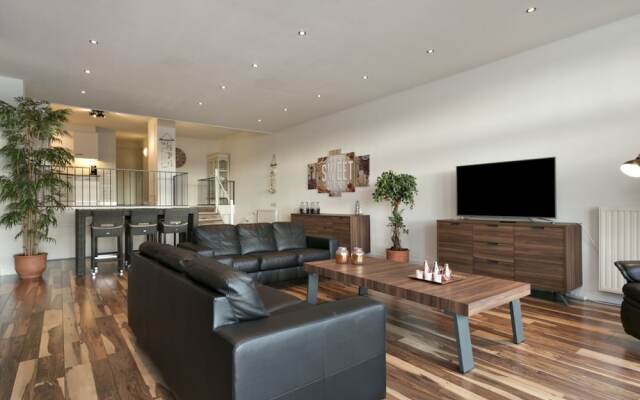 Spacious Luxury Apartment With Beautiful Views of the Marina