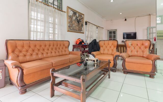 RedDoorz @ Hotel Pondok Kurnia near Buah Batu Bandung