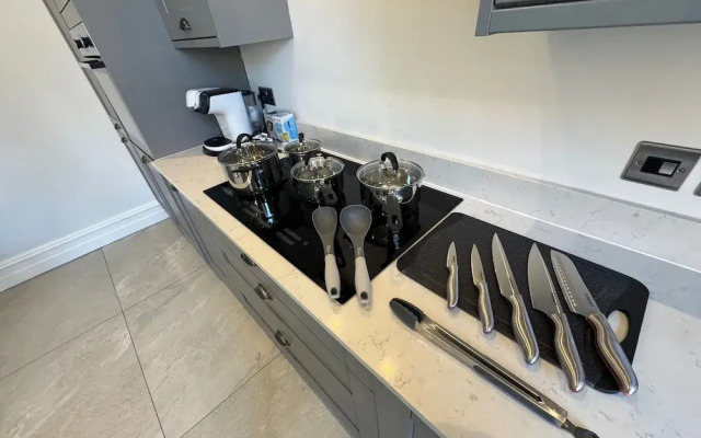 Luxury Full Apartment Free Secure Parking King bed