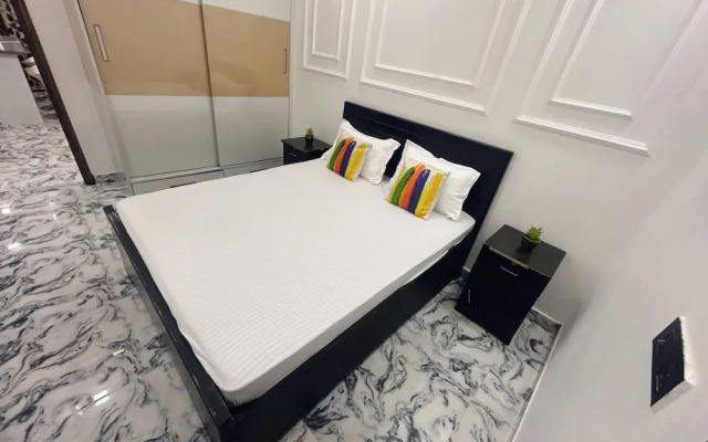 Goroomgo Omasha Residency Noida