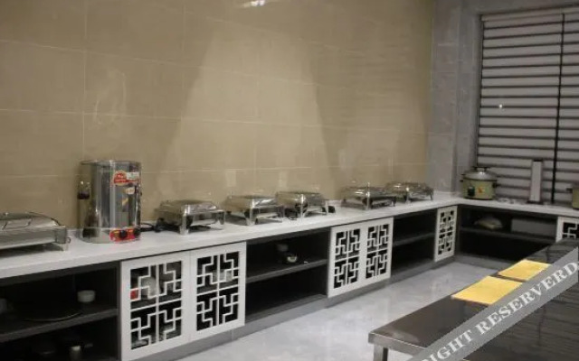 Shuangjiang Platinum Hotel(双江铂金酒店)