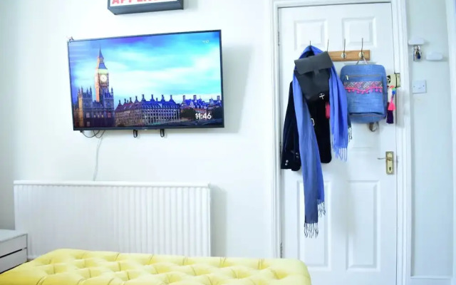 Bright 2 Bedroom Apartment With Private Patio